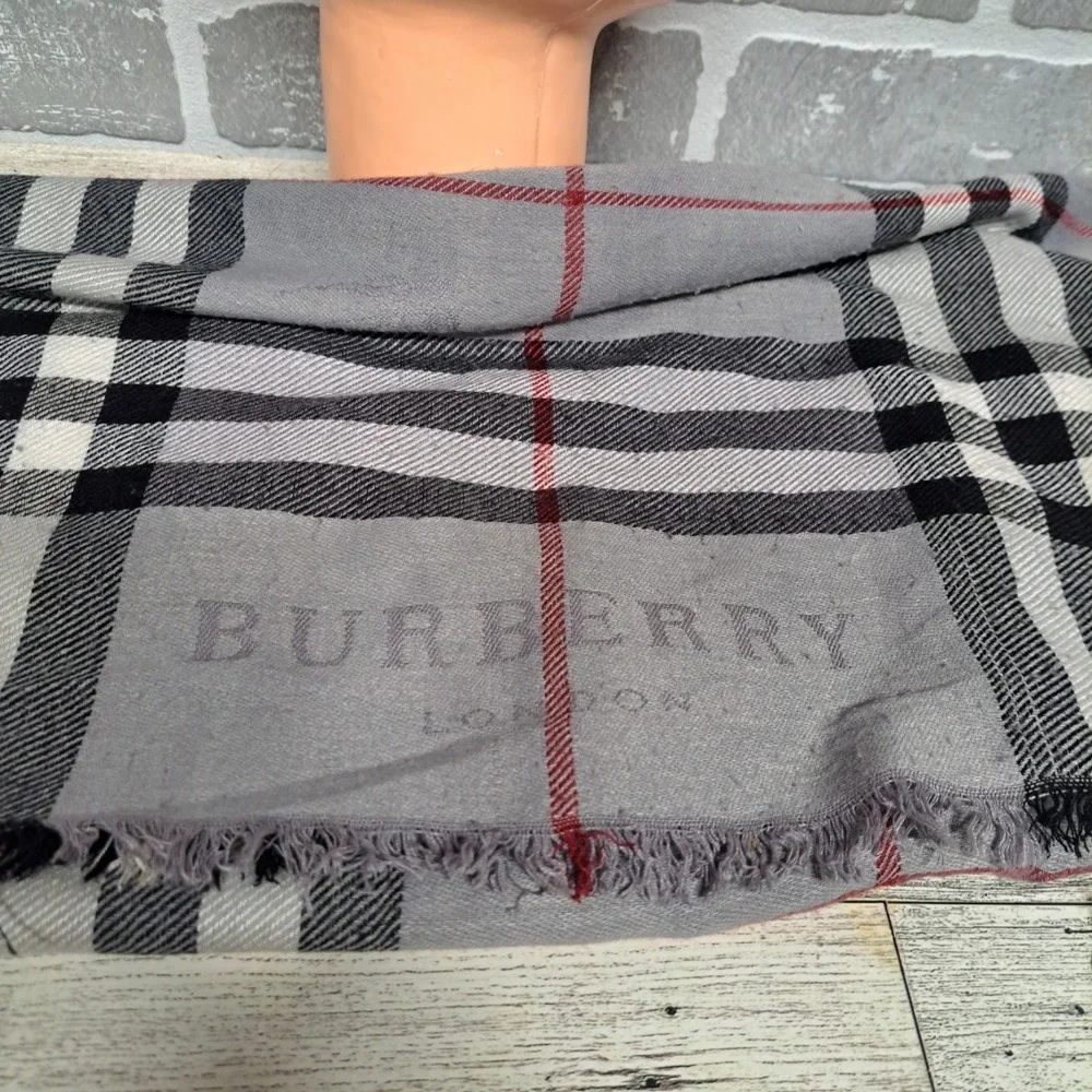 Burberry London Classic Gray Check Scarf Made in Scotland 100% Cashmere 72X28 In